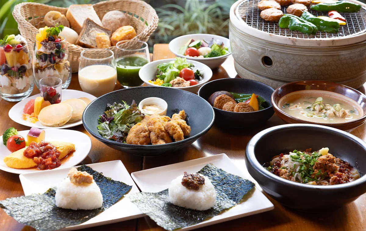 Breakfast buffet dishes