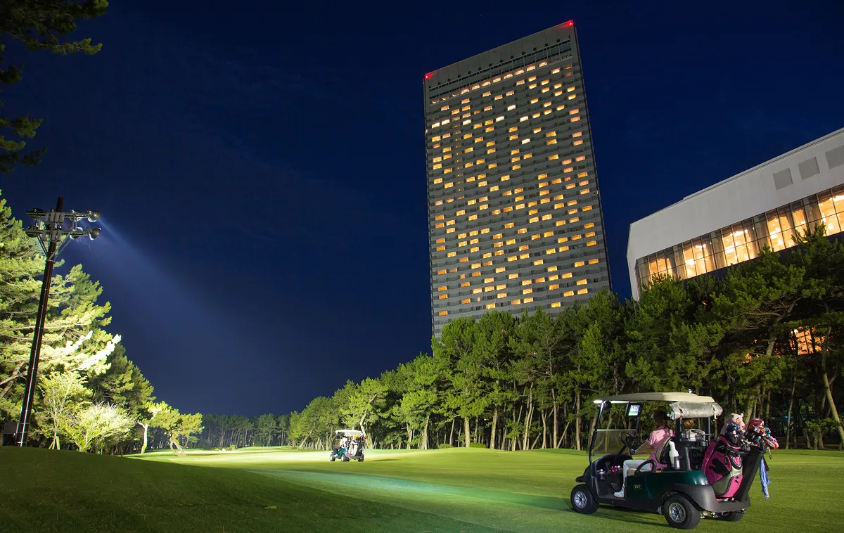 Night view of the golf course and the golf cart hotel.