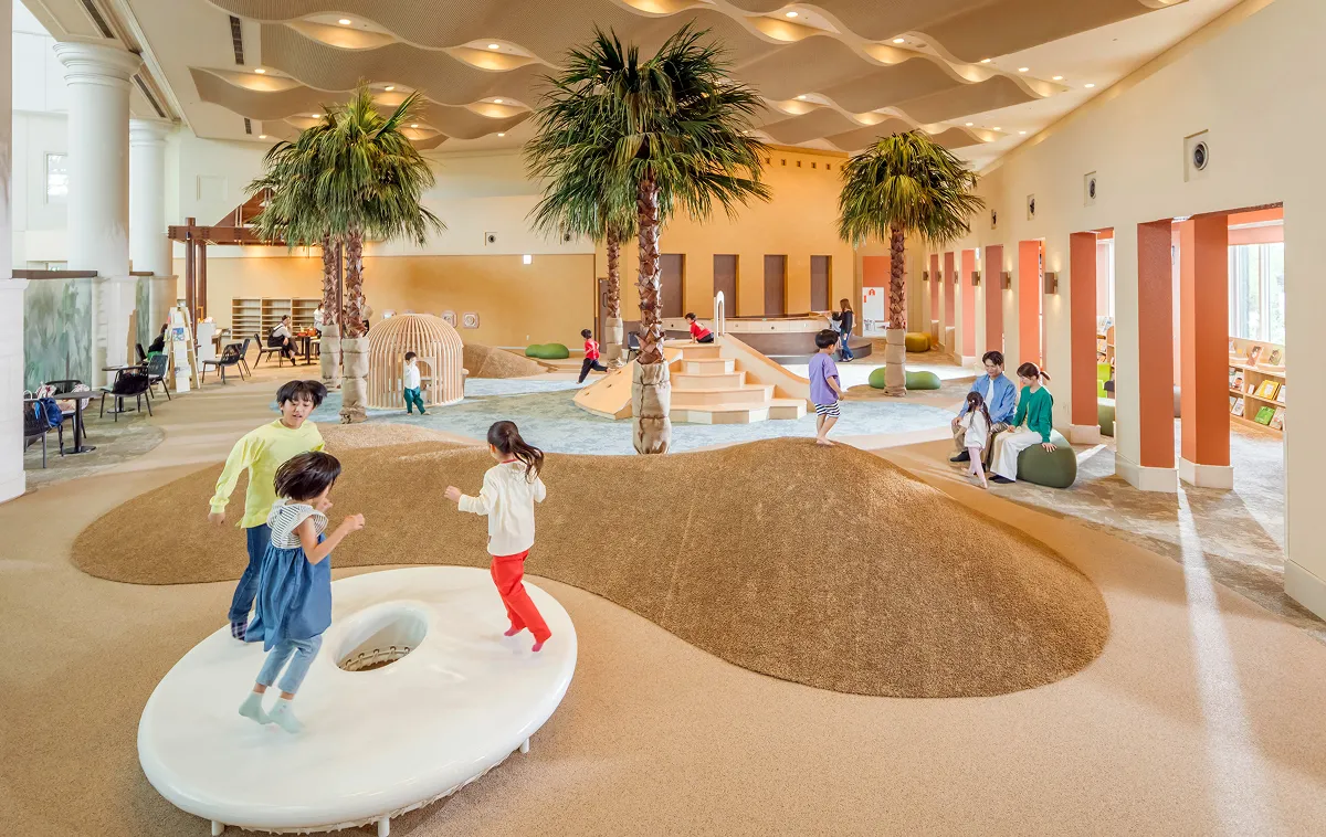 Children playing in the plaza of the indoor park KIDS OASIS.