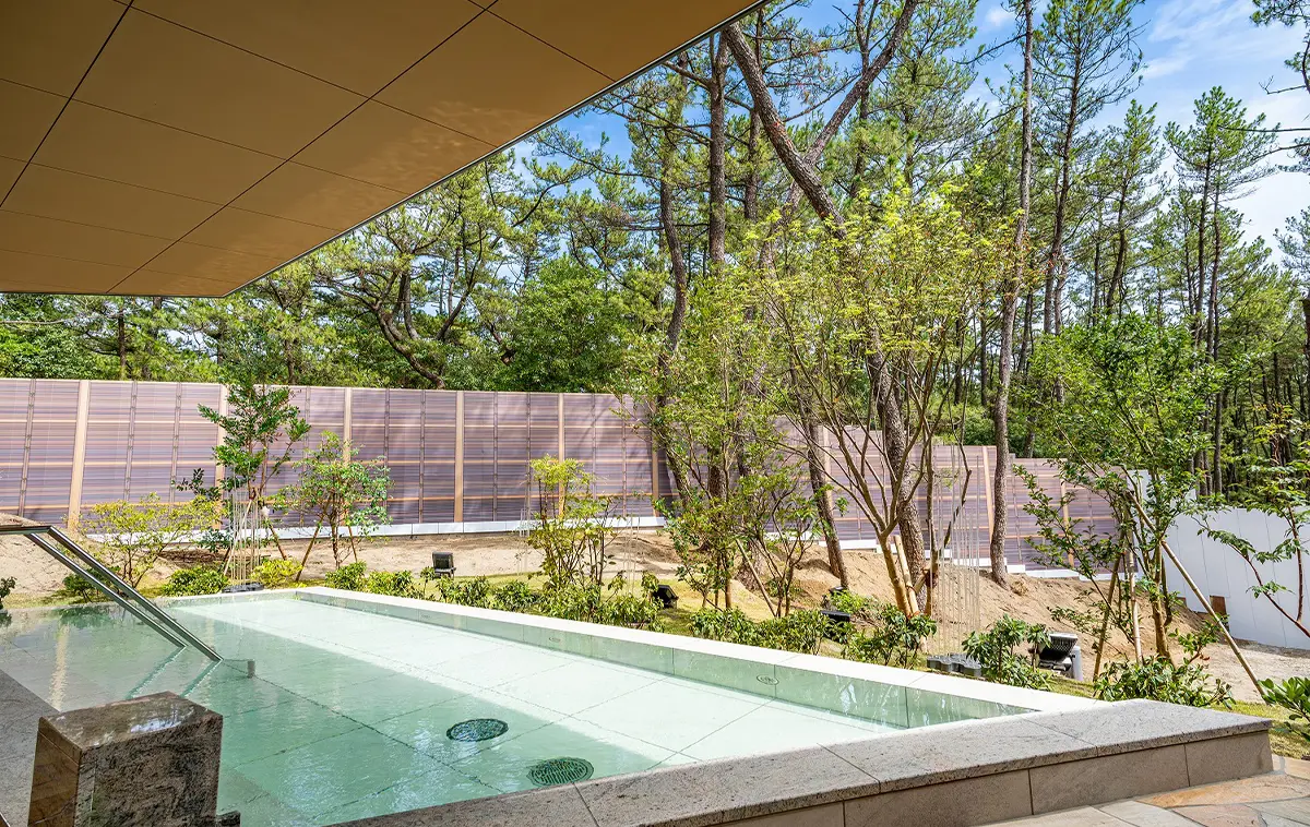 The indoor bath in the new bathhouse at the hot spring facility "Hot Spring "SHOSENKYU""